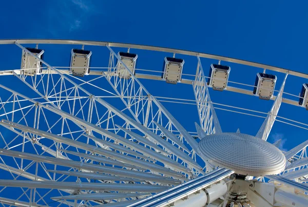 Ferris roue sur fond bleu ciel — Photo