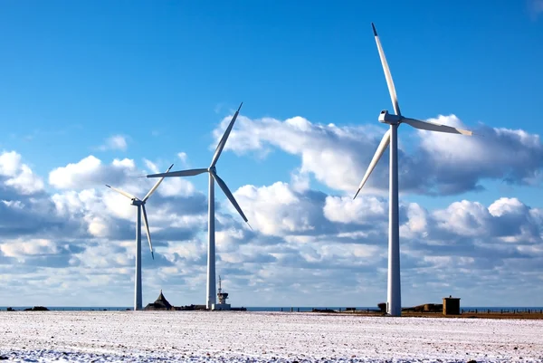 Tre moderna vindkraftverk — Stockfoto