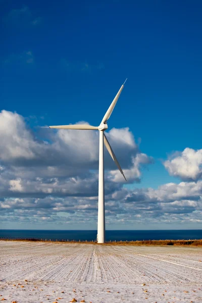 Moderní větrný mlýn — Stock fotografie