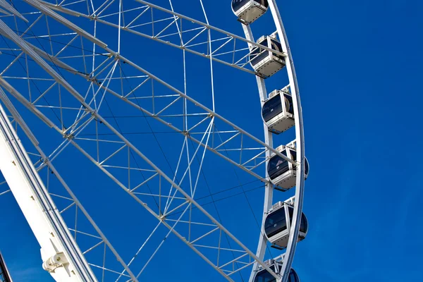 Grande roue ferris sur fond bleu ciel — Photo