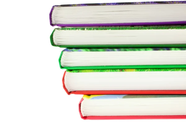 Mångfärgade böcker stack isolerade — Stockfoto