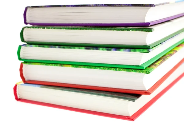 Изолированная стопка разноцветных книг — стоковое фото