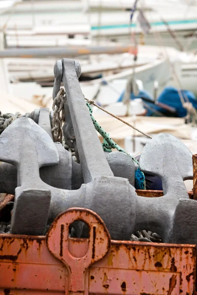 Ship anchor in a dock — Stock Photo, Image