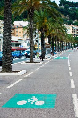 Bisiklet yolu üzerinde bir şehir sokak işaretlenmiş