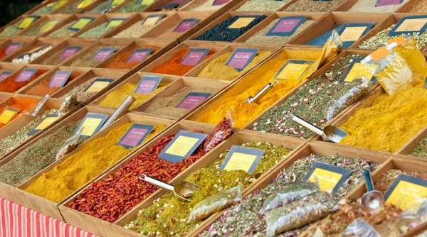 Flerfarvede krydderier sælger - Stock-foto