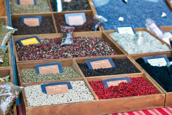 Flerfarvede krydderier sælger - Stock-foto