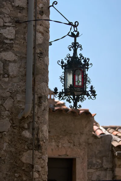 Lampe en métal et fragment de maison en pierre — Photo