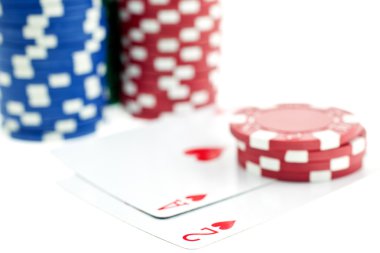 Poker fişleri ve kartları