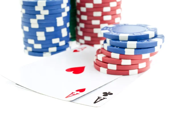 Pilas de fichas de poker y dos ases —  Fotos de Stock