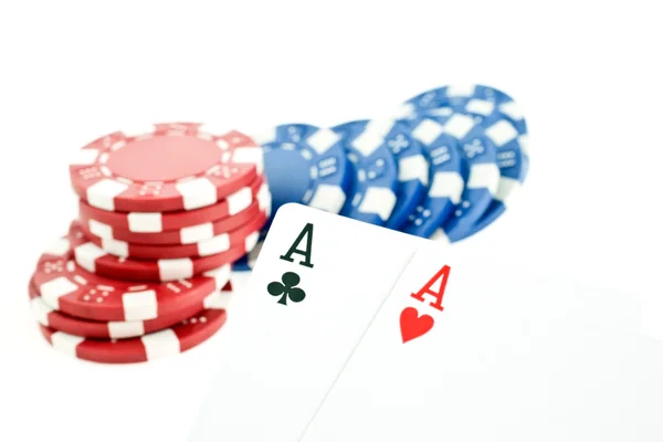 Chip di poker a colori e due carte assi — Foto Stock