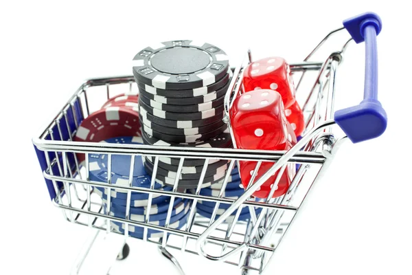 Poker chips en dobbelstenen in winkelwagentje — Stockfoto