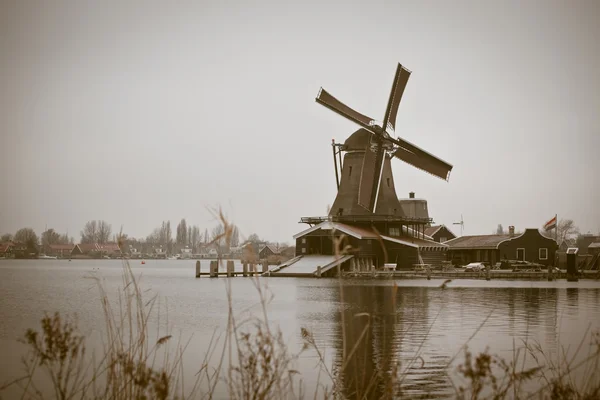 Сепия тонизированное изображение ветряной мельницы в Zaanse Schans — стоковое фото