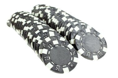 izole siyah poker fişleri yığını