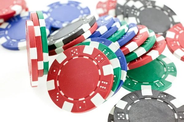 Izole çok renkli poker fişleri yığını — Stok fotoğraf
