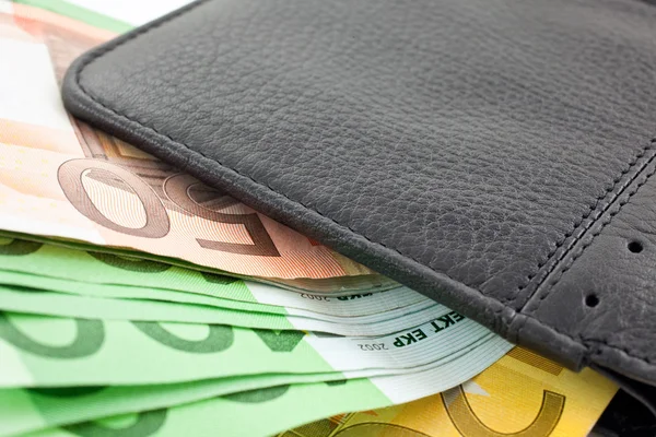 ユーロ紙幣と黒レザー折財布 — ストック写真