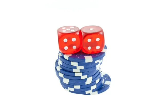 Голубые фишки для покера и красные кубики — стоковое фото