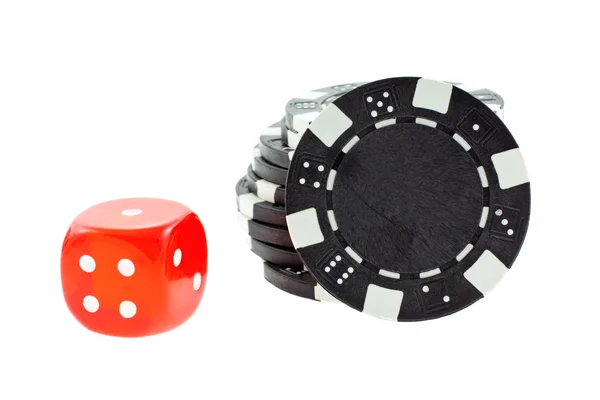 Schwarze Pokerchips und rote Würfel isoliert — Stockfoto