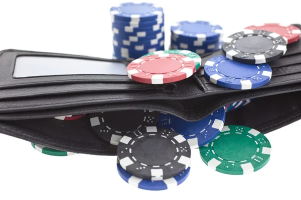 Multicolore poker chips in pelle nera portafoglio — Foto Stock