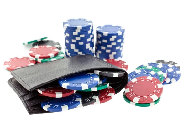 Многоцветные фишки для покера в черном кожаном бумажнике — стоковое фото