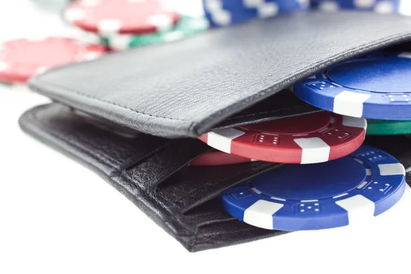 Multicolor poker chips in pelle nera portafoglio isolato — Foto Stock
