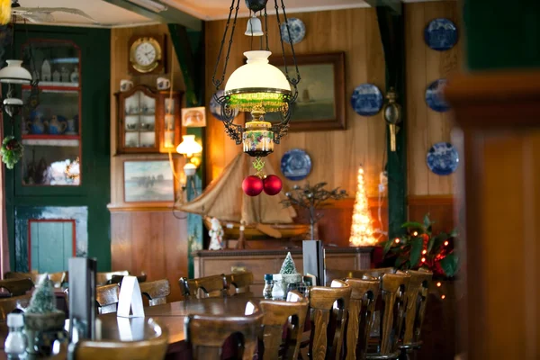 ร้านอาหารที่อบอุ่น ตกแต่งปีใหม่ — ภาพถ่ายสต็อก