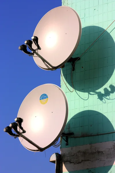 Antenne TV sur bâtiment vert — Photo