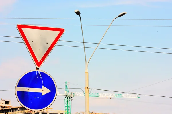 Road markerar av kiev - riktning-blå och — Stockfoto