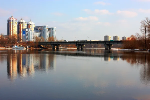 Панорама міста Києва з річки Дніпра — стокове фото
