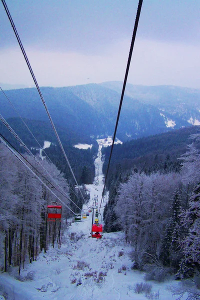 电梯在滑雪 wint 在山中 — 图库照片