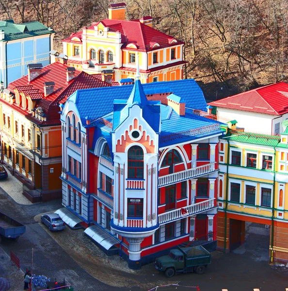 Beautiufl färgade byggnader i kiev — Stockfoto