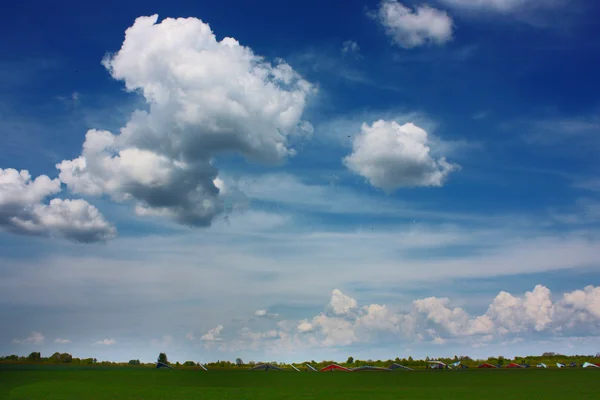 สนาม, แขวนร่อนและท้องฟ้า — ภาพถ่ายสต็อก