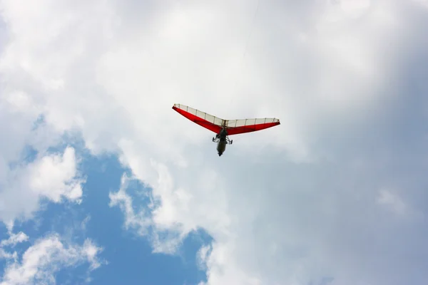 Feld, Drachenflieger und Himmel — Stockfoto