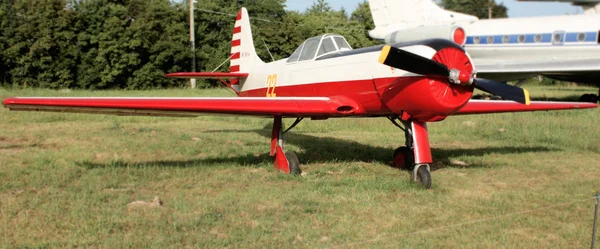 Kleine oude vliegtuig in kiev — Stockfoto