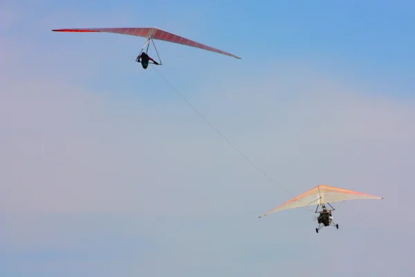 字段、 悬挂滑翔机和天空 — 图库照片