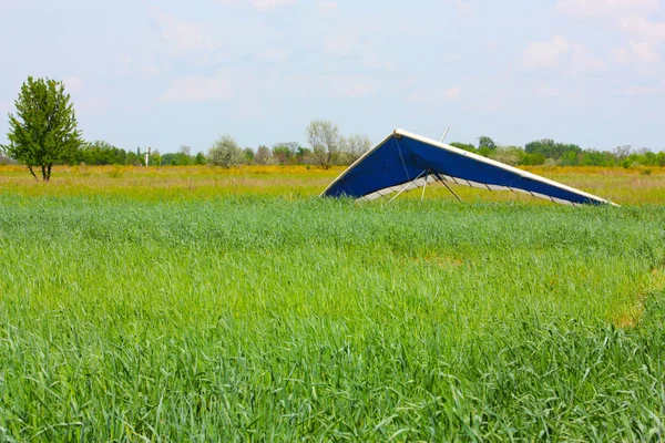 Fältet, hängglidare och sky — Stockfoto