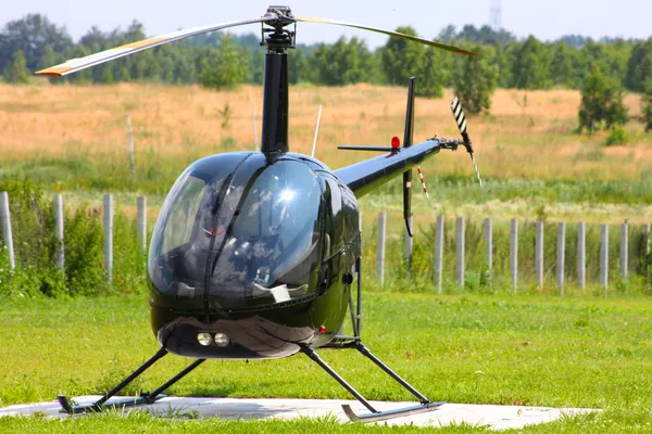 Pequeno helicóptero no céu — Fotografia de Stock