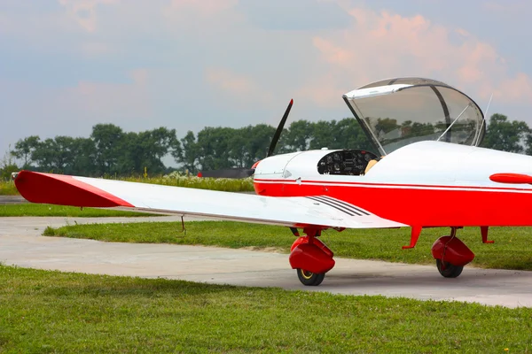 Küçük kırmızı uçak havada — Stok fotoğraf