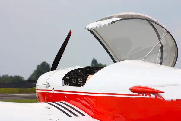空の下で小さい赤い飛行機 — ストック写真