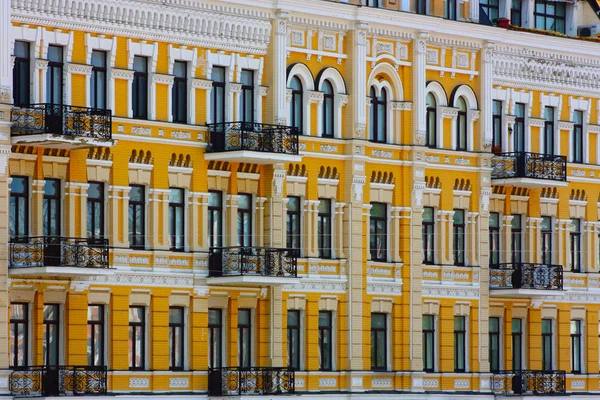 stock image Yellow buildeing in Kiev