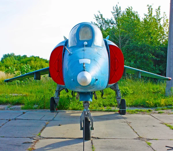 Avião de combate em Kiev sob o céu — Fotografia de Stock