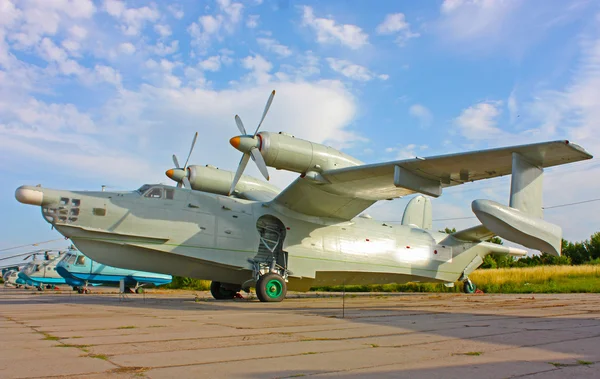 Avion de chasse à Kiev sous le ciel — Photo
