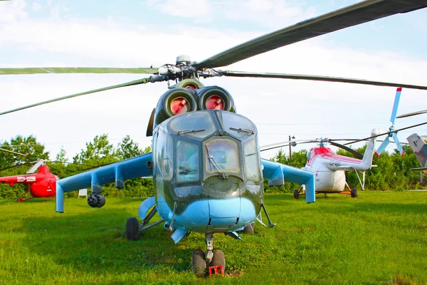 Vechter helikopter onder de hemel — Stockfoto