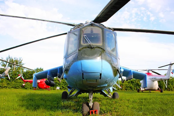 Helicóptero de combate sob o céu — Fotografia de Stock