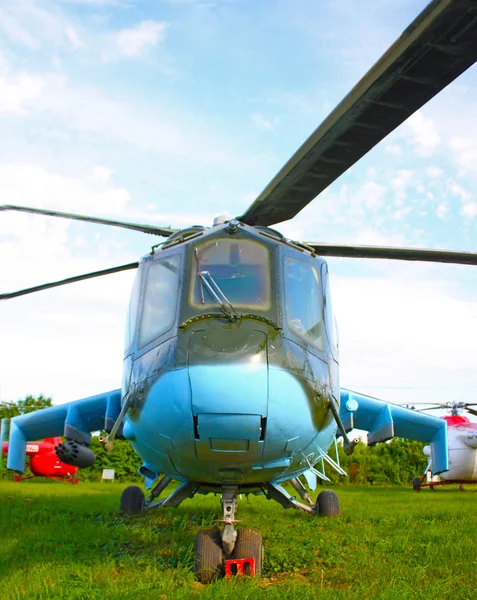 Helicóptero de combate sob o céu — Fotografia de Stock