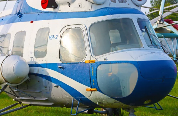 Vechter helikopter onder de hemel — Stockfoto
