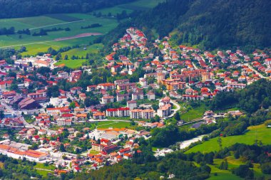 küçük bir kasaba dağlarda Slovenya