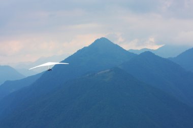 Hang glider dağlarda uçan
