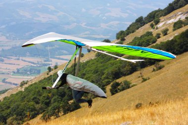 Hang glider İtalyan apennines uçan