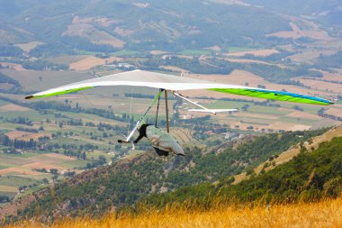 Hang glider İtalyan apennines uçan