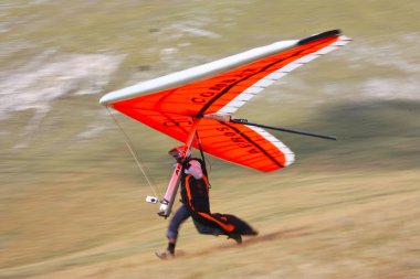 Hang glider İtalyan apennines uçan